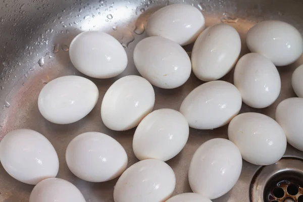 Tvätta Kycklingägg Diskhon Med Tvål Och Vatten Innan Kokning Ägg — Stockfoto