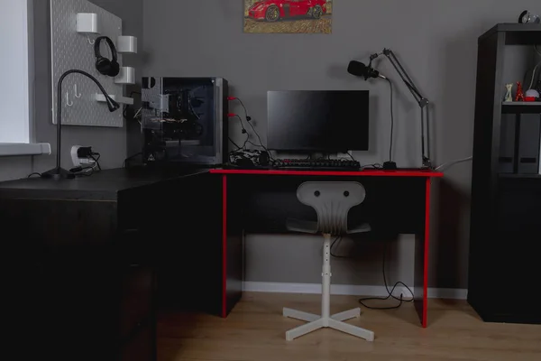 一个男孩的工作场所 他有一台计算机 可以玩黑色和红色的游戏和学习 — 图库照片