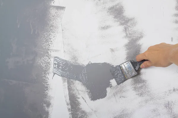 Malen Sie Eine Weiße Wand Mit Einem Pinsel Grau — Stockfoto