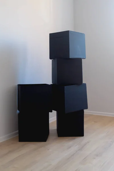 古い壁の背景に立方体の形の黒い箱 — ストック写真