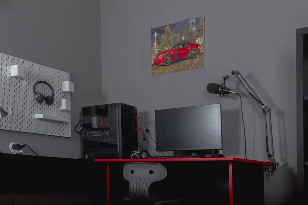 一个男孩的工作场所 他有一台计算机 可以玩黑色和红色的游戏和学习 — 图库照片