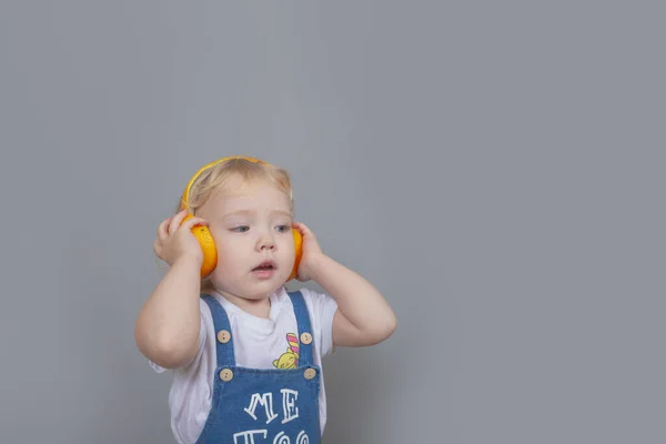 Bebê Menina Anos Caucasiano Surpreendido Ouvir Música Com Fones Ouvido — Fotografia de Stock