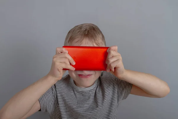 Garçon Joue Jeu Sur Smartphone Rouge Couvert Son Visage Ses — Photo