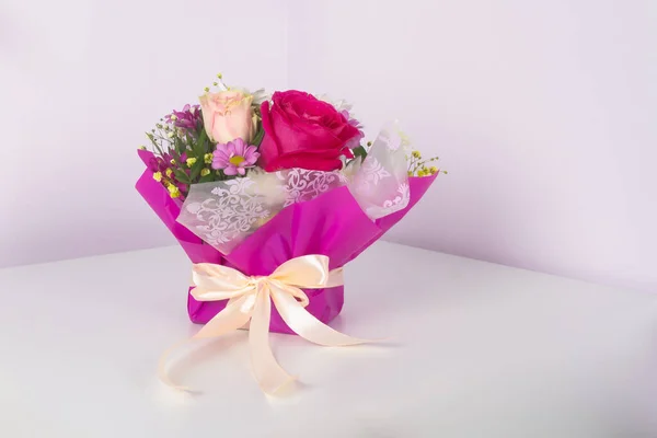 異なる花 真紅のジプシーの花 ライラック ピンクの色合いの美しい低花束 — ストック写真