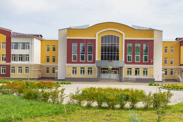 La construcción de una escuela moderna en Rusia, un nuevo edificio para enseñar a los niños — Foto de Stock