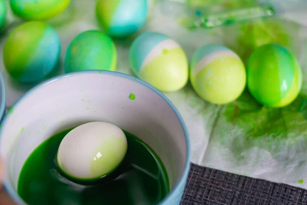Jaja Malować Wielkanoc Talerzu Barwnikami Kolorach Niebieskim Zielonym — Zdjęcie stockowe
