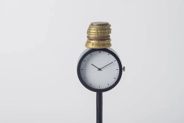 Una Pila Monedas Color Oro Encuentra Reloj Negro Como Símbolo — Foto de Stock