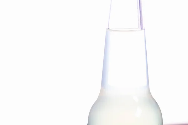 淡淡的背景上的玻璃瓶和透明的饮料 用清爽的液体提神的概念 — 图库照片
