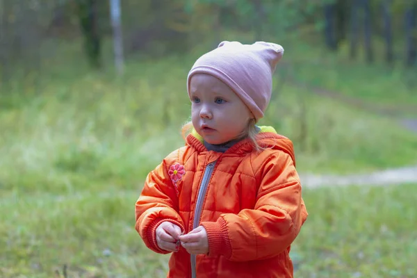 Cute Girl Orange Jumpsuit Walks Autumn Spring Nature — Stockfoto
