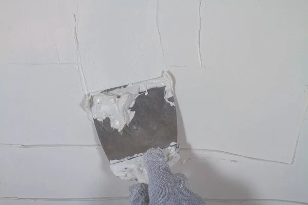 Beton Bir Duvara Spatulayla Beyaz Macun Sür — Stok fotoğraf