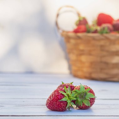 Yazın bahçende kırmızı çilek hasat et..