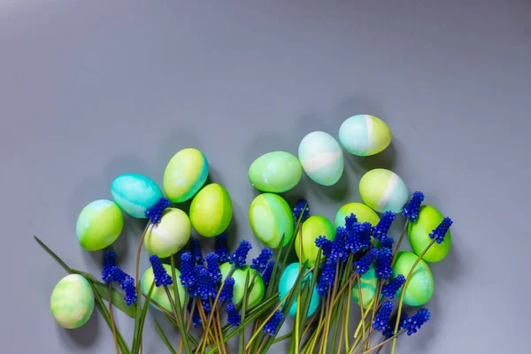 Fond Pâques Avec Oeufs Verts Pâques Fleurs Bleues — Photo