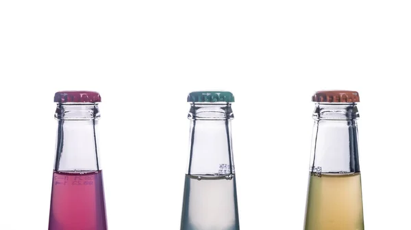 Tre Glasflaskor Med Flerfärgad Dryck Läsk Vit Bakgrund — Stockfoto