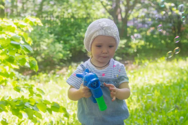 Bébé Fille Souffle Bulles Savon Pistolet Été Dans Parc — Photo