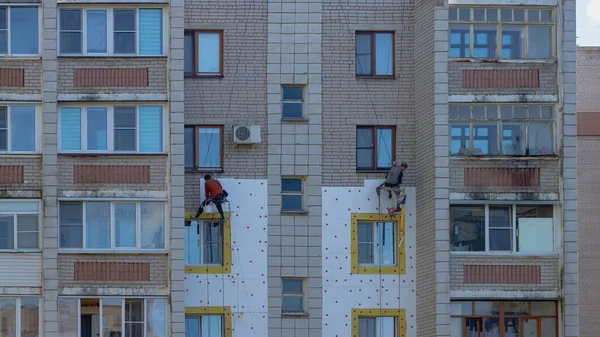 09 21 2021 러시아 코스트로마 노동자 거품으로 아파트 건물 의벽을 절연하다 — 스톡 사진