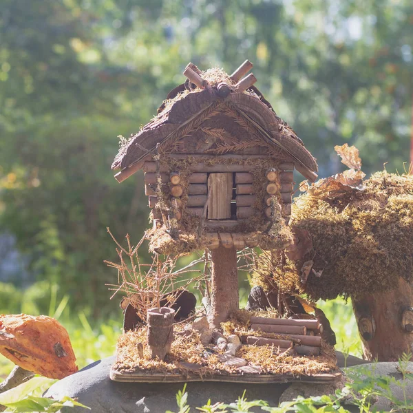 Деревянный домик сказочного существа в парке летом — стоковое фото