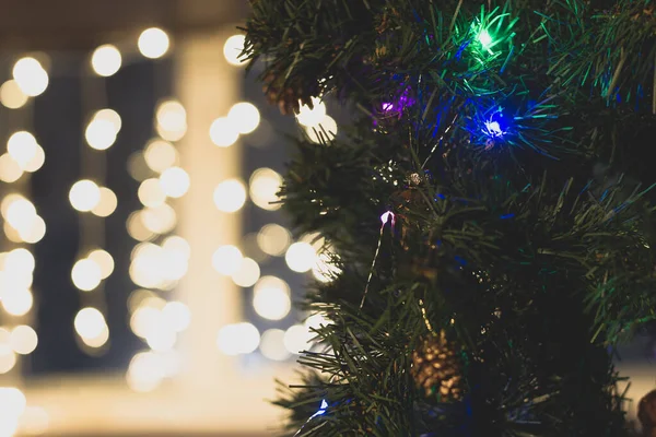 Χριστουγεννιάτικο Φόντο Bokeh Και Χριστουγεννιάτικο Δέντρο Διακοσμημένο Γυάλινες Μπάλες — Φωτογραφία Αρχείου