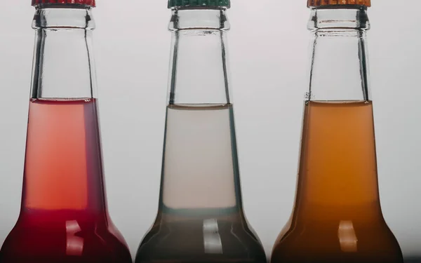 Tre Glasflaskor Med Flerfärgad Dryck Läsk Vit Bakgrund — Stockfoto