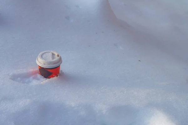 Χάρτινο Κύπελλο Για Ζεστό Καφέ Τσάι Στο Χιόνι Χειμώνα — Φωτογραφία Αρχείου