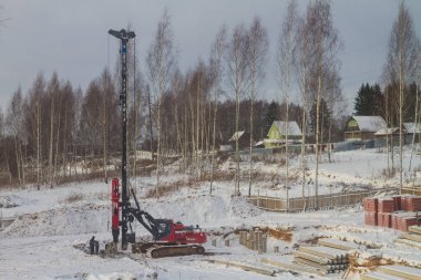 1202 2021 Rusya Kostroma Özel ekipman çekiçleri evin inşaatı için kış mevsiminde yere yığıldı.