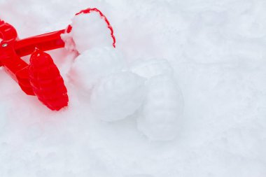 Kış mevsiminde kar yığınları kardan yapılır..