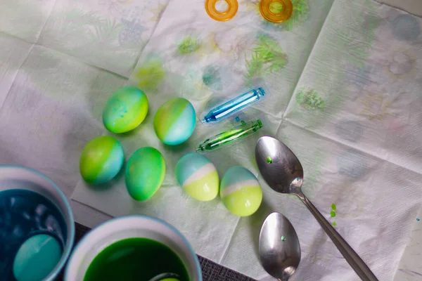 Uova Pasqua Sono Dipinte Colori Verde Blu Piatti Con Acqua — Foto Stock