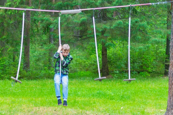 Ein Junge Überwindet Einen Sportlichen Hindernisparcour Der Natur Wald — Stockfoto