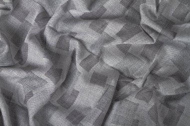 Kare desenli, pileli gri kumaş..