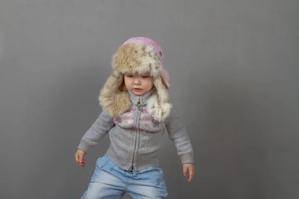 Cute Baby Girl Lata Kaukaskie Ciepłych Zimowych Ubrań Kapelusz Nausznikami — Zdjęcie stockowe