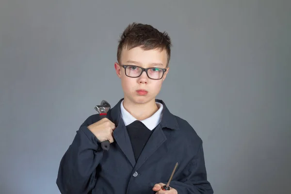 Een Tiener Blanke Schooljongen Een Zwart Gewaad Met Een Schroevendraaier — Stockfoto