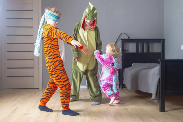 Kinderen Broers Zussen Kigurumi Pyjama Spelen Blinde Man Buff Thuis — Stockfoto