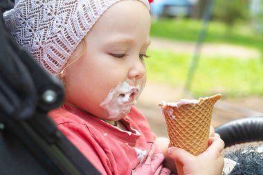 Bebek yazın dondurma yer ve ağzı kirlenir..