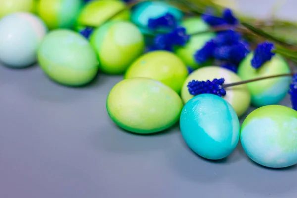 Fond Pâques Avec Oeufs Verts Pâques Fleurs Bleues — Photo