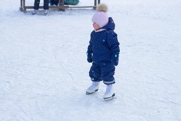 Baby Flicka Rider Vita Konståkning Vintern Vid Ishallen — Stockfoto