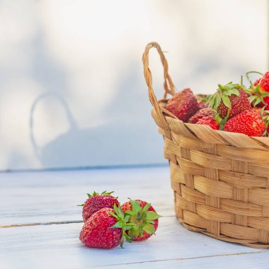 Yazın bahçende kırmızı çilek hasat et..
