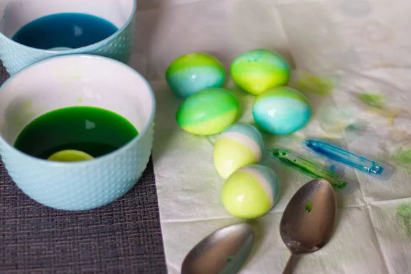 Uova Pasqua Sono Dipinte Colori Verde Blu Piatti Con Acqua — Foto Stock