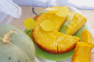 Tatlı ve lezzetli portakallı turta, sonbahar yemekleri..