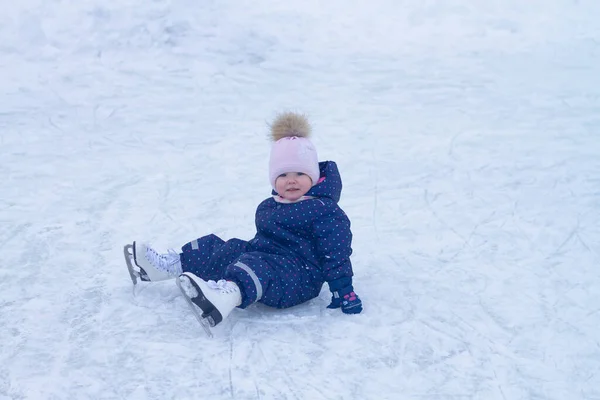Baby Flicka Kaukasiska Lär Sig Att Åka Skridskor Vid Ishallen — Stockfoto
