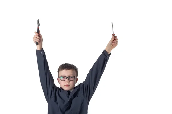 一个身穿黑色实验室外套戴眼镜的白人少年手里拿着扳手和螺丝刀 隔离一个白人背景的学童 — 图库照片