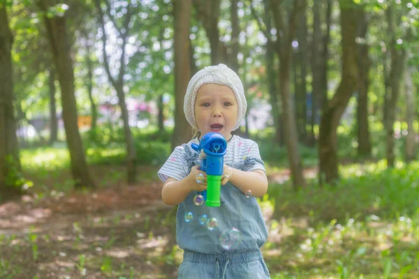Baby Meisje Blaast Zeepbellen Uit Een Pistool Zomer Het Park — Stockfoto