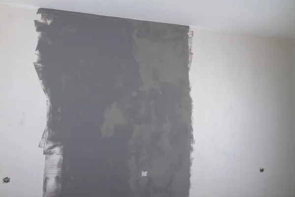 房子里的墙是灰色的 油漆在白墙上变干了 — 图库照片