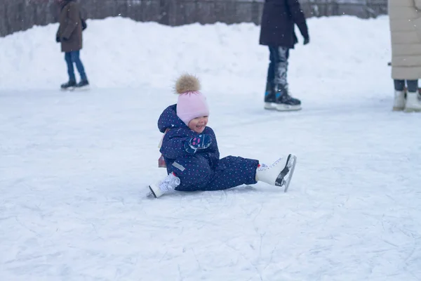 Маленькая Белая Девочка Учится Кататься Коньках Катке Зимой Падает Смеется Стоковое Фото