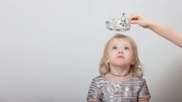 Setzen Einer Krone Oder Diadem Auf Ein Kleines Mädchen Einem — Stockfoto