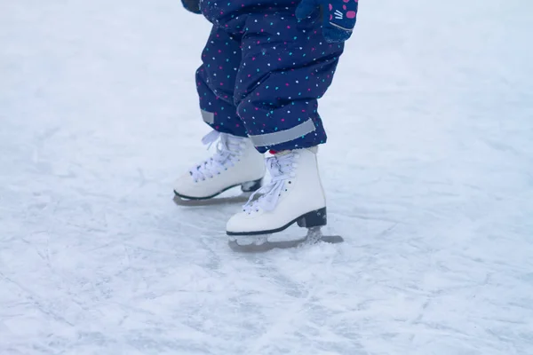 Vita Konståkning Skridskor Fötterna Liten Flicka Vintern Ishallen — Stockfoto