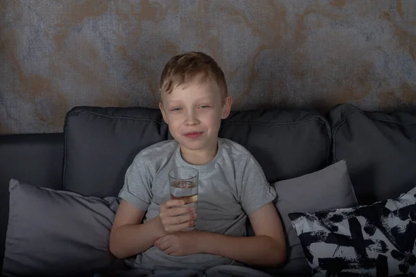 Ragazzo Caucasico Biondo Beve Acqua Bicchiere Vetro Una Stanza Buia — Foto Stock