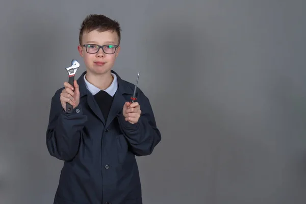 Een Tiener Blanke Schooljongen Een Zwart Gewaad Met Een Schroevendraaier — Stockfoto