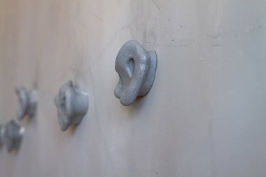 Gri duvara tırmanma kancaları.