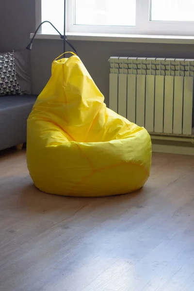 Яркий Желтый Мешок Кресло Комнате Серыми Стенами — стоковое фото