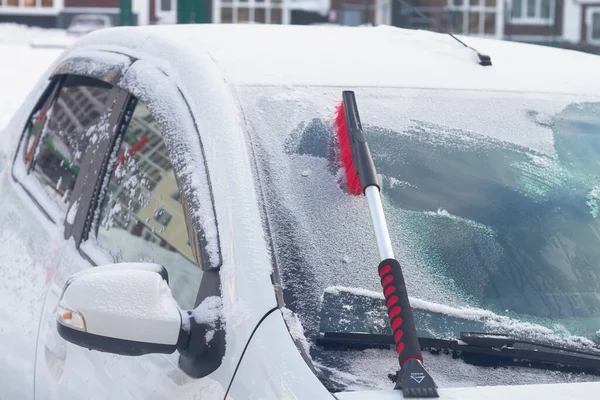 下了一场雪后 冬天从车窗上刷了些雪 — 图库照片