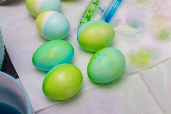 Paaseieren Van Blauwe Groene Kleur Worden Thuis Geschilderd Vooravond Van — Stockfoto